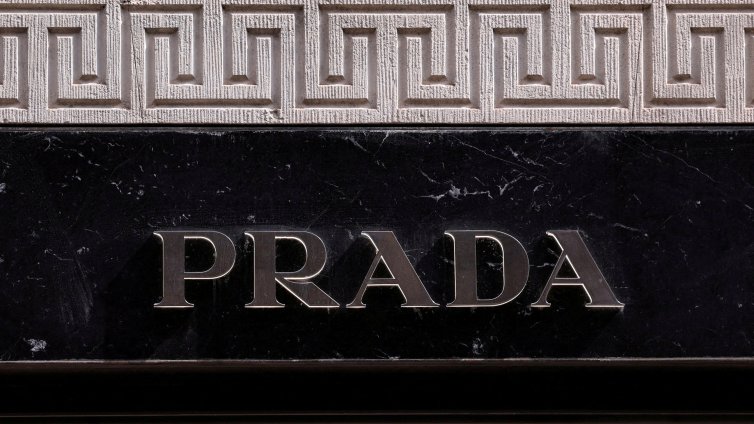 Prada сключи сделка за над милиард и купи конкурента си Versace