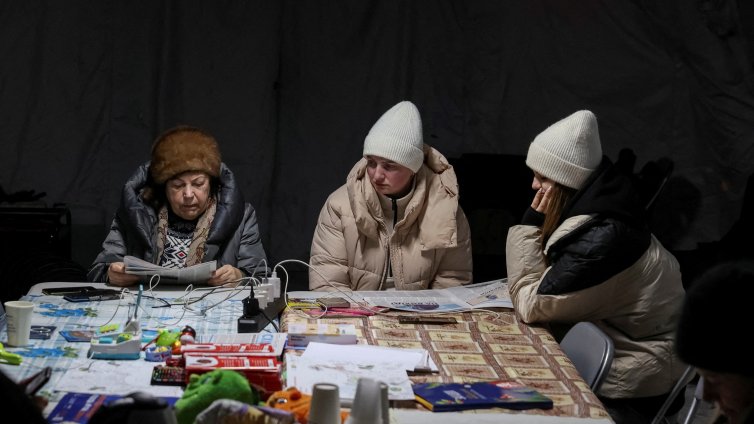 Киев през зимата: в една жилищна сграда студът не пречупва хората