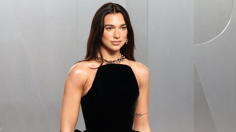 Дуа Липа изпраща пикап на украински батальон ВИДЕО