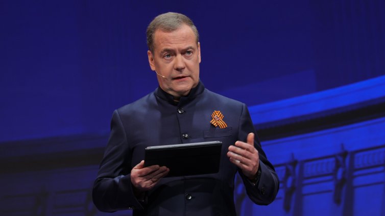 Медведев: "Коалицията на желаещите&ldquo; не успя да надиграе Тръмп