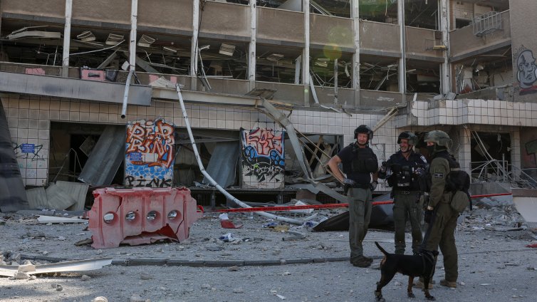 Иранската ракетна атака рани няколко души в Израел, момче е в тежко състояние