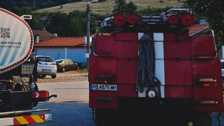 Пожар пламна в Поморие, изпепели няколко бунгала