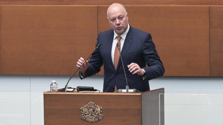 Пука ли ни за политиците? 15% от българите не са чували кой е Росен Желязков