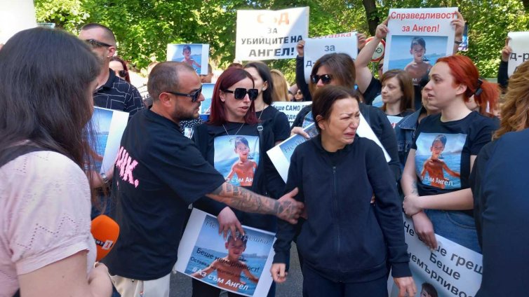 Протест пред клиниката, където 6-годишно дете почина при стоматологична интервенция
