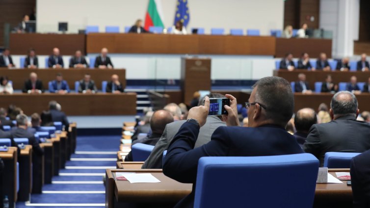 Кворум има за началото на пленарното заседание, но последва нова почивка