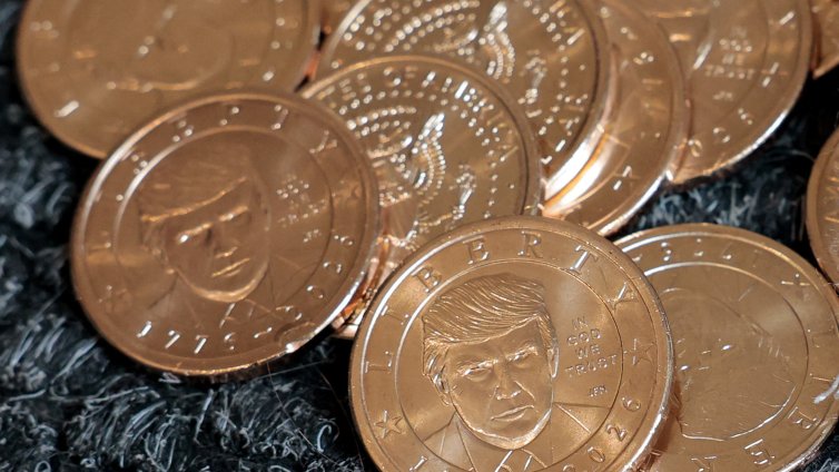 Монетите с лика на Тръмп се изчерпаха часове след пускането им в продажба