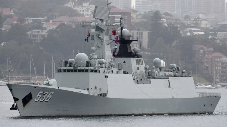 Китайска фрегата тип 054A в 20-часова конфронтация с разрушител от САЩ