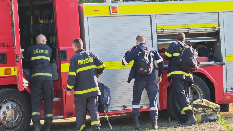 Пожар пламна във фабрика в Сливен, евакуираха 150 души