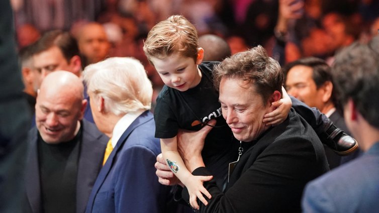 Тръмп, Мъск и малкият X гледаха ММА двубой в събота вечер