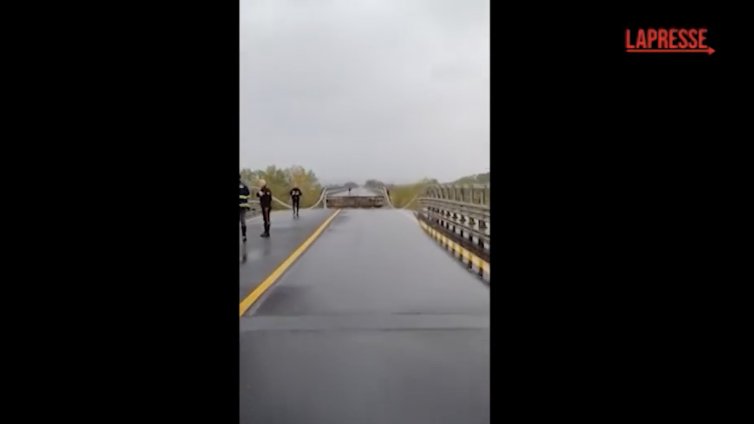 Заради придошла река и лошо време: Мост в Италия рухна ВИДЕО