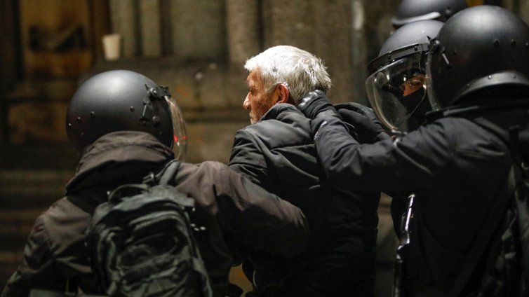 Грузинската полиция използва водни оръдия, за да отблъсне протестиращи пред президентския дворец