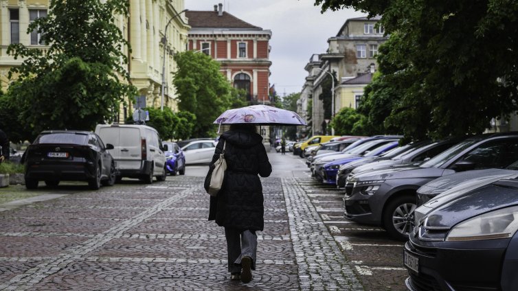 Дъждовете продължават, възможни са и градушки