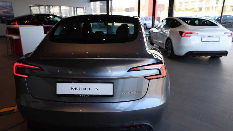 Tesla вече е в Саудитска Арабия, но ще издържи ли на жегата? 