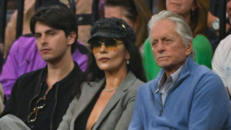 Катрин Зита-Джоунс и Майкъл Дъглас заведоха децата си на едно от най-студените места в света