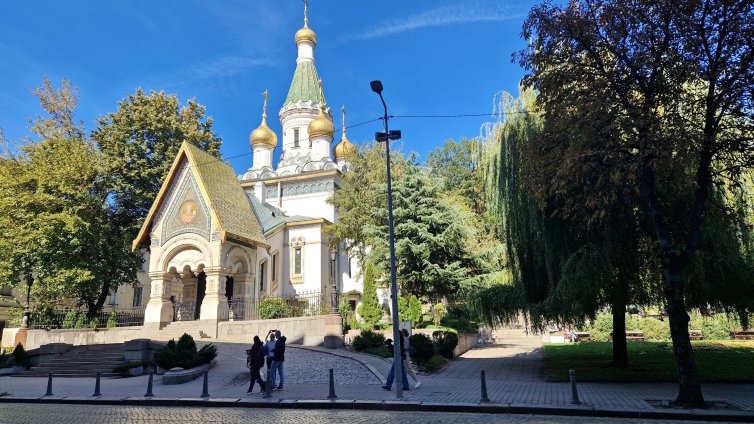 Слънчево, топло, голяма опасност от слани