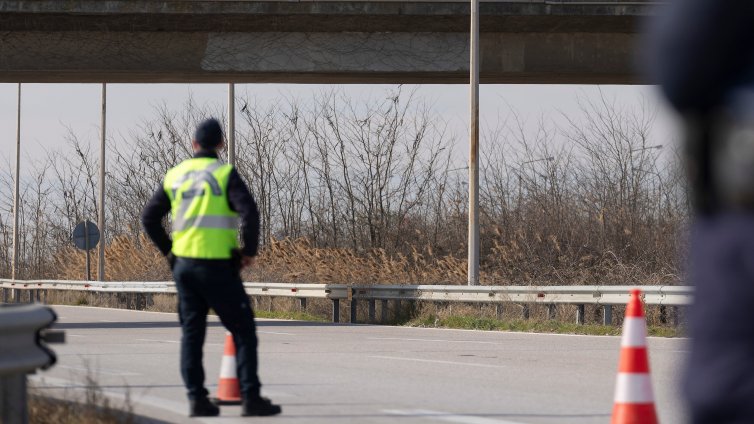 За какво глобяват шофьорите в Гърция: Яке, кафе в ръката, багаж по седалките