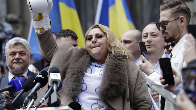 Румънска евродепутатка се закани, че "ще счупи краката на Зеленски"