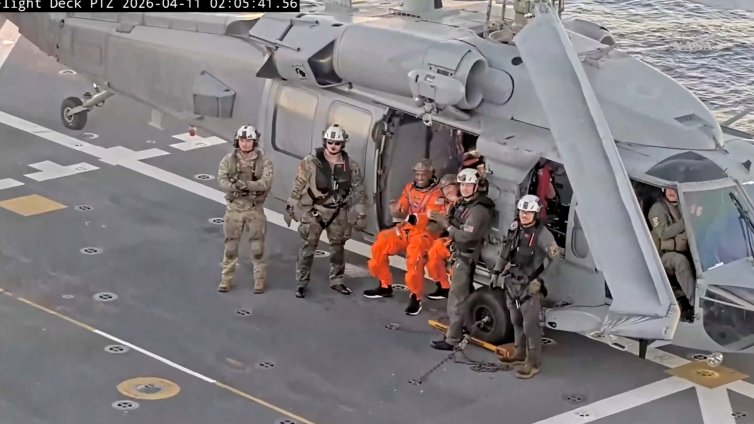 Като по учебник: Екипът на Artemis II успешно се приземи на Земята СНИМКИ / ВИДЕО