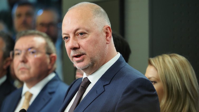 Очаква се днес парламентът да гласува оставката на правителството