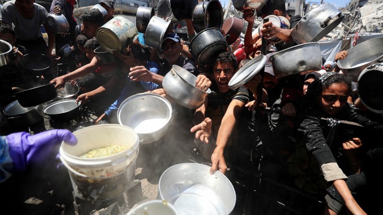 Израел ще допусне ограничено количество хуманитарна помощ в Газа