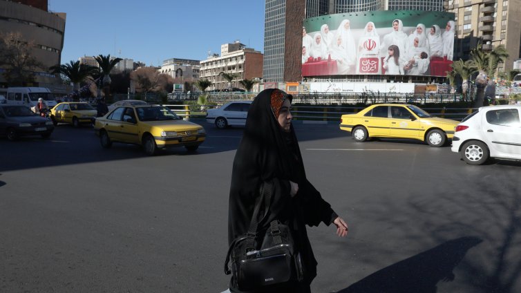 В Иран задържаха жена, разхождала се по бельо