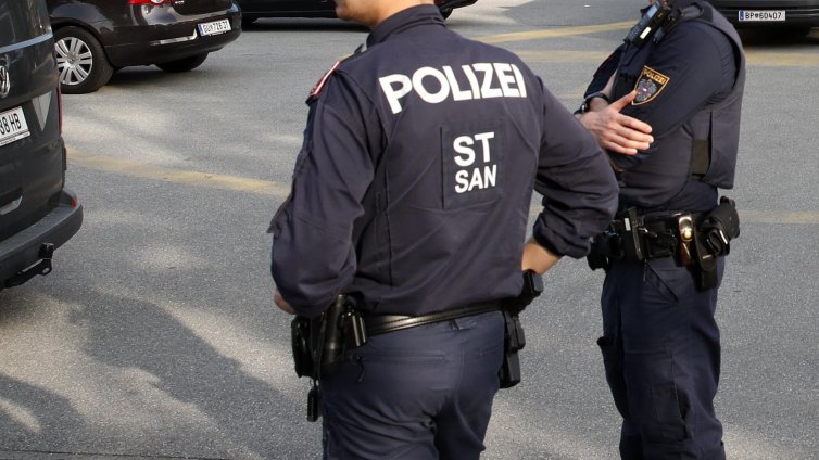 Българин е тежко ранен, след като кола го блъсна в Австрия