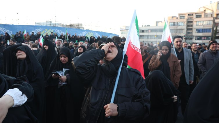 В кадър: Хиляди иранци отдадоха почит на Хаменей в Техеран, други ръкопляскат