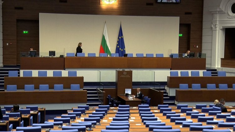 Депутатите удължиха работното си време заради оттегляне на проектобюджетите