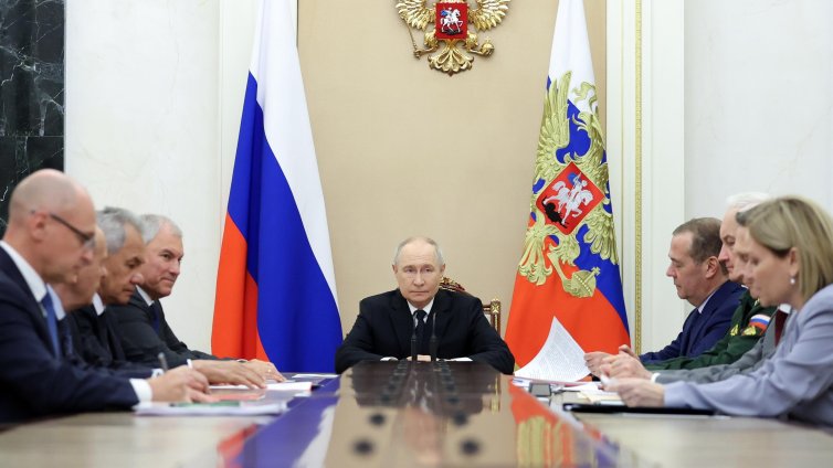 Путин лично отстранил анти-военната партия "Яблоко" от изборите за Държавната дума