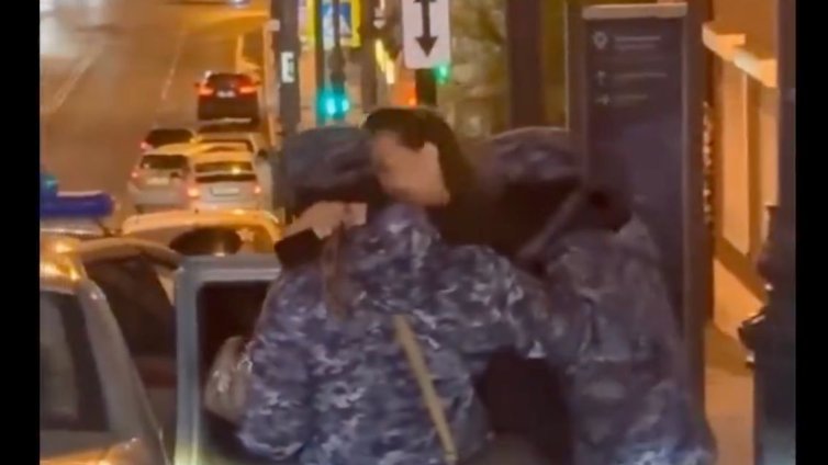 Рускиня награби да целува войник, дошъл да я арестува ВИДЕО