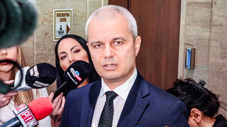 Костадинов попита: Кой плаща бензина на US самолетите на летището?