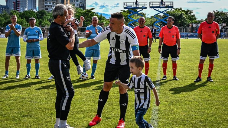 Над 8000 аплодираха Мартин Камбуров в последния му мач