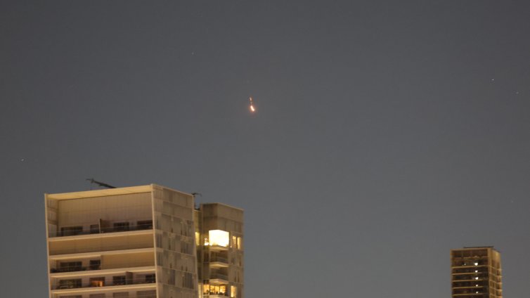 Израел осъществява масирано въздушно нападение "в сърцето" на Техеран