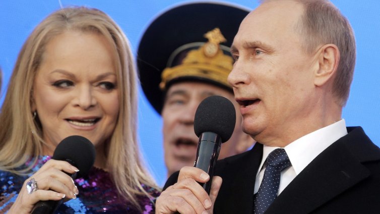 Как любимата поп звезда на Путин се превърна в "най-мразената жена в Русия&ldquo;