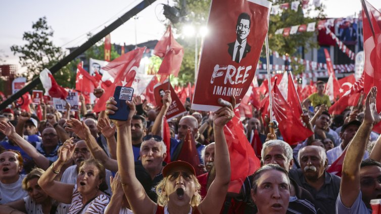 Кметът на София Терзиев на митинг на опозиционната НРП в Истанбул