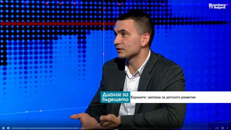 Екраните - заплаха за децата: Европа връща тетрадките в училищата