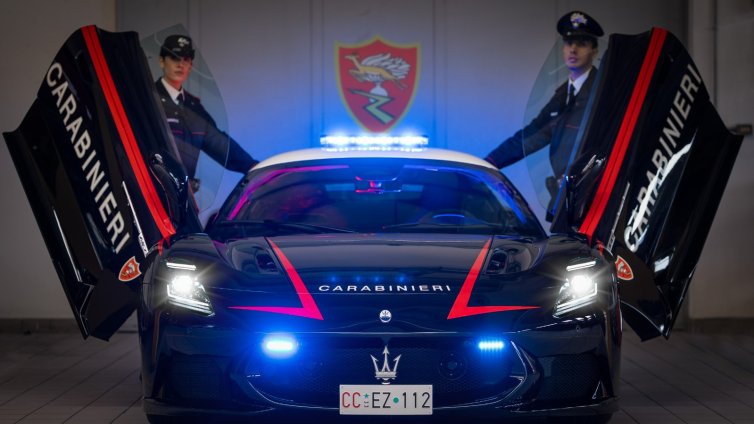 Maserati MCPURA и Alfa Romeo Giulia Quadrifoglio с нова ливрея: Нови автомобили за спешен транспорт на органи и кръв за италианските карабинери