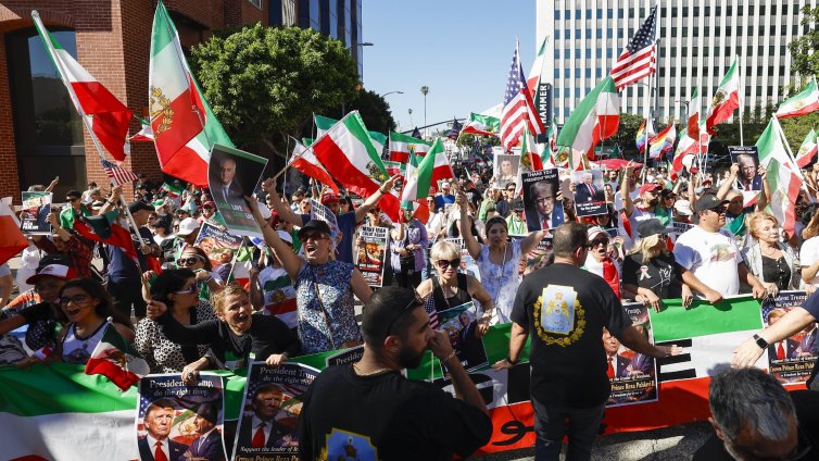 В кадър: Част от демонстрантите в САЩ ликуват, други - негодуват