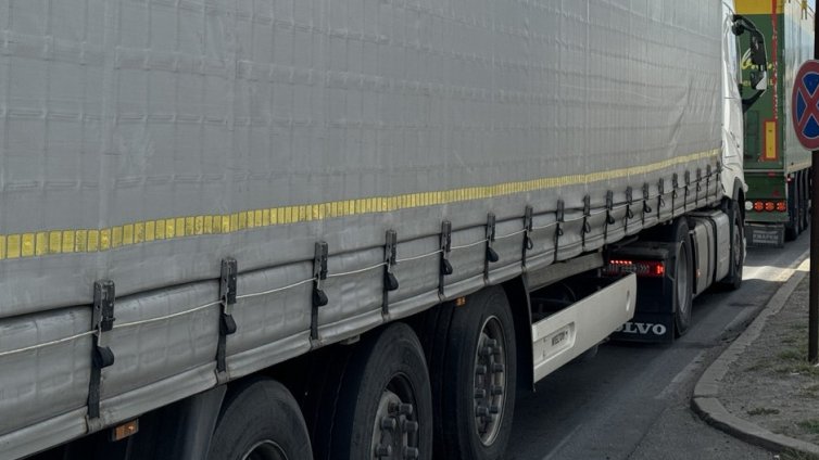 Границите ни със Сърбия и с РСМ втори ден блокирани за камиони