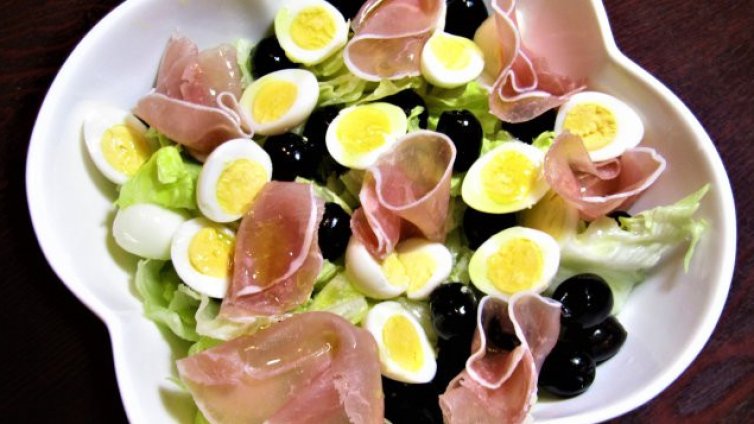 Празнична салата с пъдпъдъчи яйца за Великден