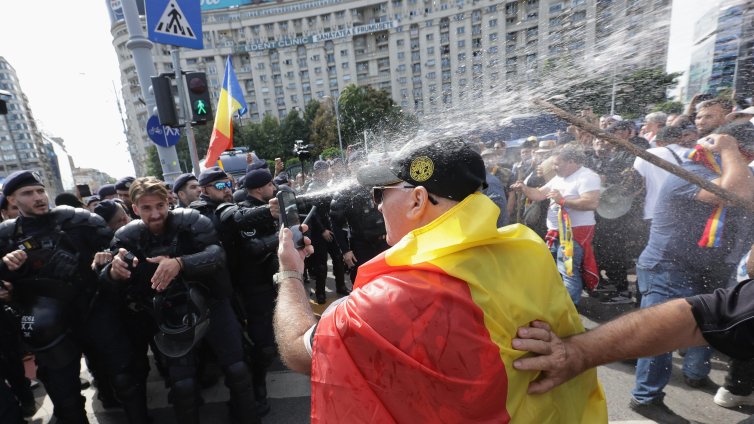 Протестиращи фермери се биха с полицията в Букурещ ВИДЕО/СНИМКИ
