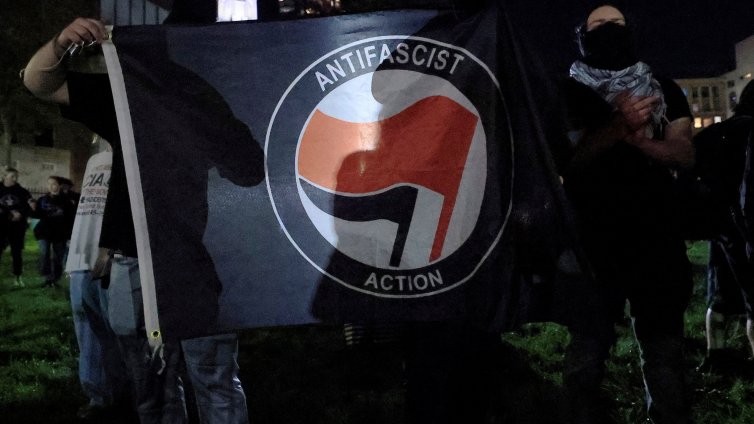 Кои са Антифа: Организацията, която е трън в очите на Тръмп?