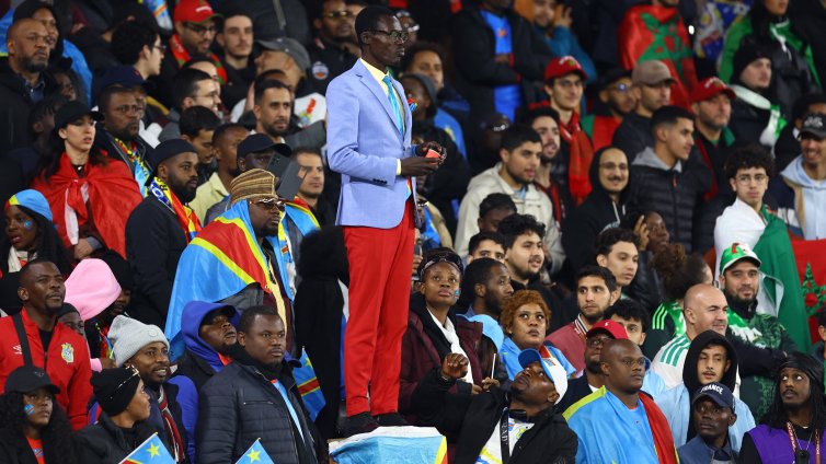 Повече от футбол: Как "замръзналият" фен Мишел Нкука засенчи Купата на Африка ВИДЕО