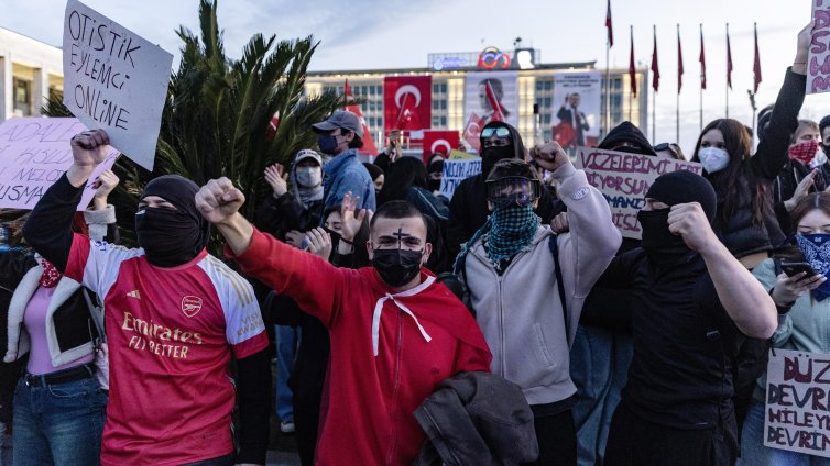 Протестиращи в Турция питат Запада защо няма реакция на потъпкването на правата им