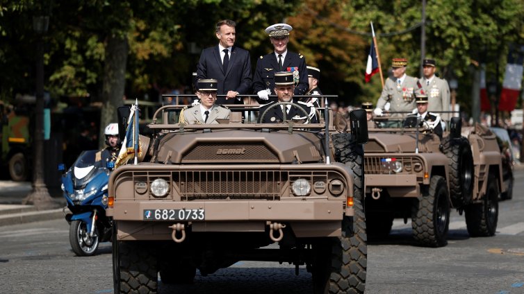Макрон прие военния парад в Париж по случай Деня на превземането на Бастилията ВИДЕО