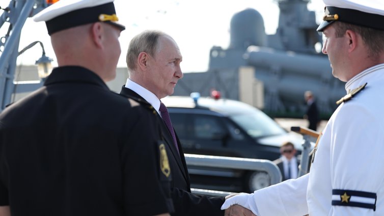 Бодигардове на Путин са въоръжени с преносим противодронов прехващач