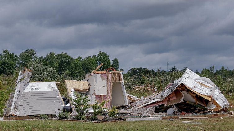 Най-малко петима души загинаха при торнадо в Бразилия