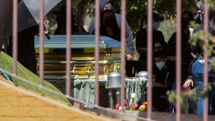 Погребаха наркобоса Ел Менчо в златен ковчег СНИМКИ