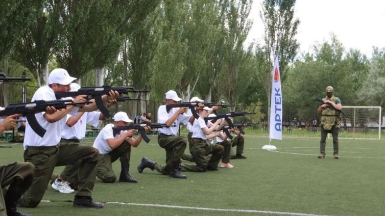 Паради, знамена и песни: Кампанията на Кремъл, която цели да принуди украинските деца да обичат Русия