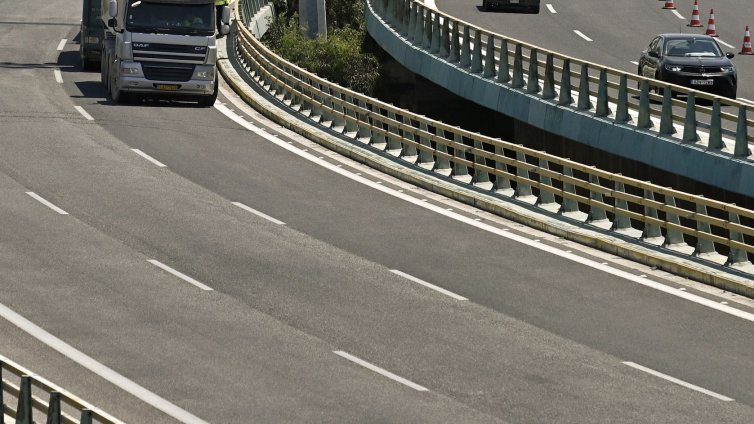 Български шофьор на камион е задържан в Гърция, бил в насрещното платно